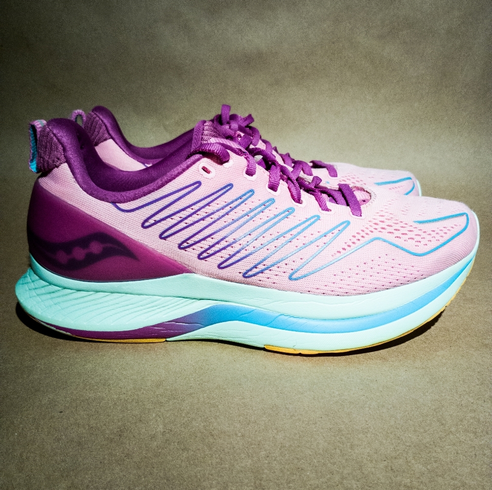 Saucony Women's Endorphin Shift Size 9 Pink